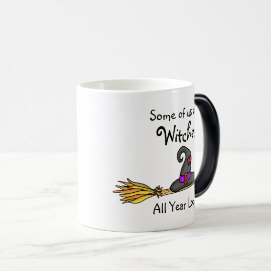 Sommigen van ons zijn Witches het hele jaar lang M Magische Mok (Voorkant rechts)