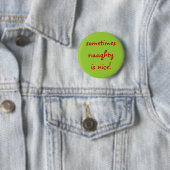 soms is stout aardig . ronde button 5,7 cm (In situ)