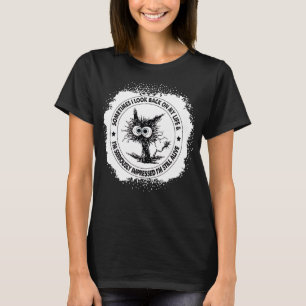Soms kijk je terug op mijn leven zwarte kat. t-shirt