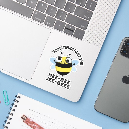 Soms krijg ik de Heebee Jeebes Bee Puns Sticker (Laptop met iPhone)