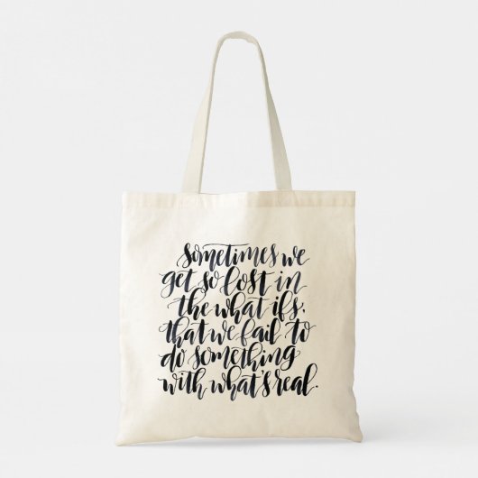 Soms raken we zo verdwaald in wat als tote bag (Achterkant)