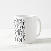 Soms vergeet je dat je een Geweldige medewerker be Koffiemok (Voorkant rechts)