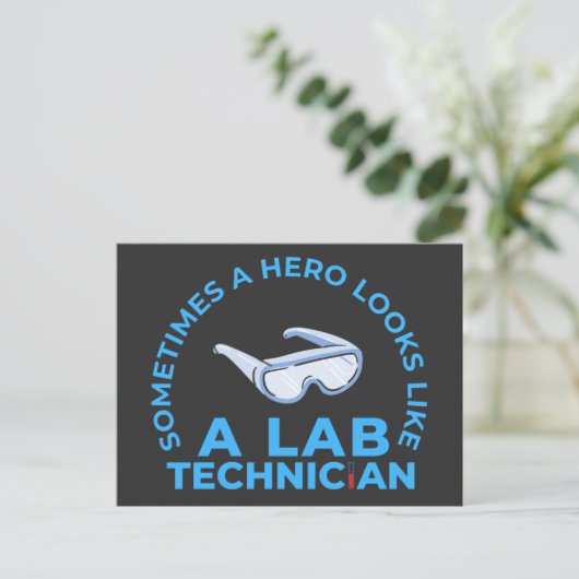 SOMS ZIET EEN HERO ALS EEN LAB TECHNICUS BRIEFKAART (Staand voorkant)