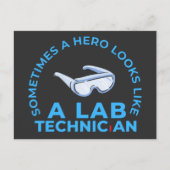 SOMS ZIET EEN HERO ALS EEN LAB TECHNICUS BRIEFKAART (Voorkant)