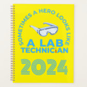 SOMS ZIET EEN HERO ALS EEN LAB TECHNICUS PLANNER (Voorkant)