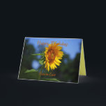 Son-in-Law Verjaardag Zonnebloem Kaart<br><div class="desc">Een honingbij bezoekt een prachtige zonnebloem. Op de achterkant van de kaart staat een zonnebloem die hoog in een veld met zonnebloemen staat.</div>