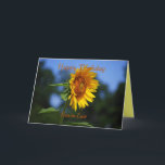 Son-in-Law Verjaardag Zonnebloem Kaart<br><div class="desc">Een honingbij bezoekt een prachtige zonnebloem. Op de achterkant van de kaart staat een zonnebloem die hoog in een veld met zonnebloemen staat.</div>