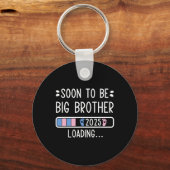 Soon To Be Big Brother 2025 Loading Pregnancy Anno Sleutelhanger (Voorkant)