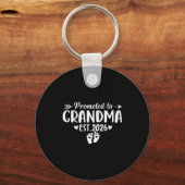 Soon To Be Grandma 2026 Promoted To Grandma Est 20 Sleutelhanger (Voorkant)