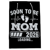 Soon to Be Mom 2026 Loading Pregnancy Announcement Medium Cadeauzakje (Voorkant)