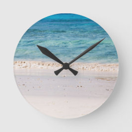 Soortgelijk strand en turkooisblauw zee ronde klok