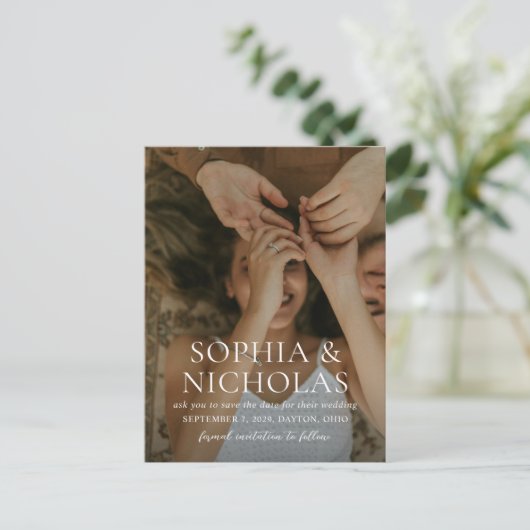 Sophia foto Moderne bruiloft Bewaar de datum Aankondigingskaart (Staand voorkant)
