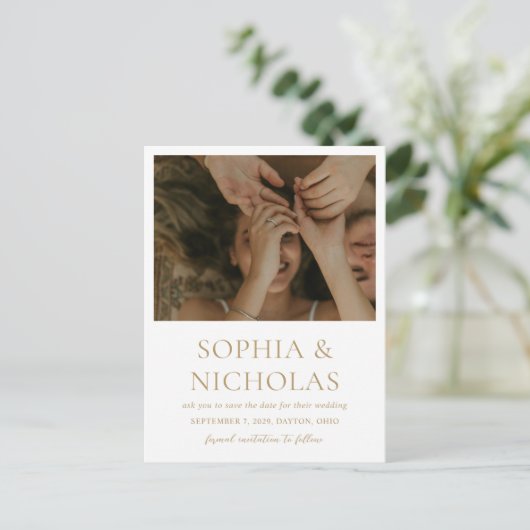 Sophia Gold Modern Wedding Save the Date Aankondigingskaart (Staand voorkant)