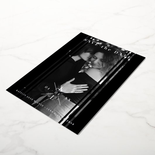 Sophisticated B&W Photo Couple Lesbian Gay Wedding Folie Uitnodiging (Gedraaid)