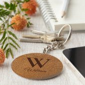 Sophisticated bruin textuur lederen monogram sleutelhanger (Zijkant)