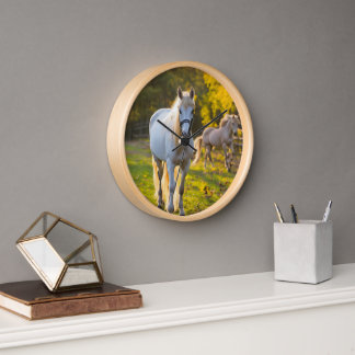 Sophisticated Charm: Witte Paard Klok voor een Lux