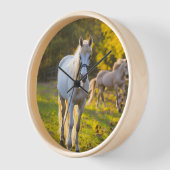 Sophisticated Charm: Witte Paard Klok voor een Lux (Hoek)