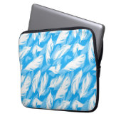 Sophisticated Feather Design On A Bright Blue Laptop Sleeve (Voorkant Links)