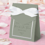 Sophisticated Sage & Zilveren bruiloft Bedankdoosjes<br><div class="desc">Mooie verfijnde salie en zilverkleurige bruiloft gunst doos. Trendy salie en zilveren kleuren voor uw speciale dag. Romantische en modieuze kleuren voor bruiloften. salie achtergrond met een glanzende zilveren rand. Unieke, chique en stijlvolle uitnodiging geschikt voor elk seizoen. Alle tekst-, lettertype- en lettertypekleuren zijn volledig aanpasbaar om aan uw vereisten...</div>