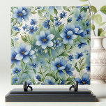 Sophisticated  Serene Blue Flowers Tegeltje<br><div class="desc">Introductie van onze prachtige keramische tegel met een prachtig bloemig ontwerp dat een vleugje elegantie en rust in elke ruimte brengt. Deze tegel toont een prachtig scala aan blauwe bloemen in verschillende tinten, van diep indigo tot zacht hemelsblauw, tegen een zachte gradiëntachtergrond van groen en wit. De ingewikkelde detaillering van...</div>