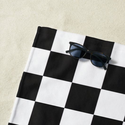 Sophisticated zwart-wit geruit patroon strandlaken (In situ)