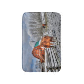 Sorrel en Chestnut Paarden en Barn in wintersneeuw Badmat (Voorkant Verticaal)