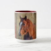 Sorrel Horse Portret op Rustic Grunge-effect Tweekleurige Koffiemok (Center)