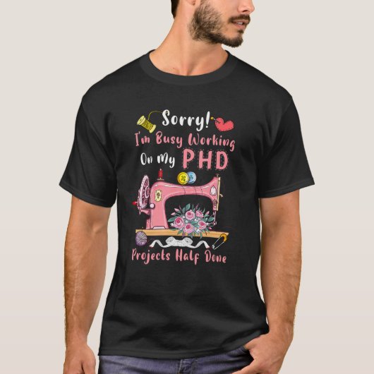 Sorry dat ik bezig ben met werken aan mijn PHD Sew T-shirt (Voorkant)