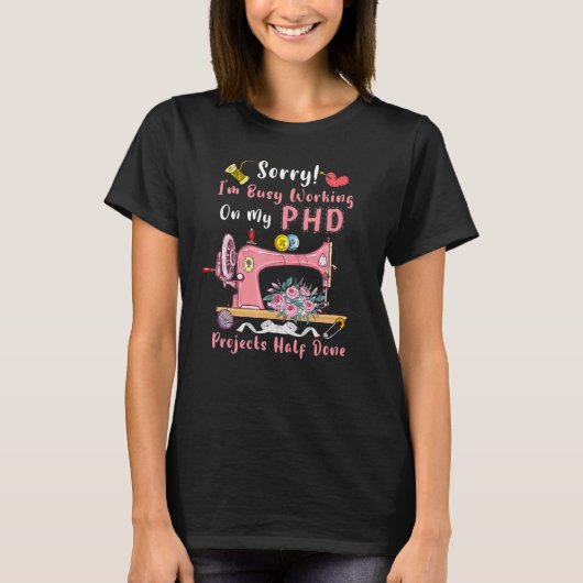 Sorry dat ik bezig ben met werken aan mijn PHD Sew T-shirt (Voorkant)
