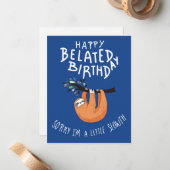 Sorry dat ik laat ben. Happy Belated Birthday Notitiekaartje (Voorkant / Achterkant in situ)