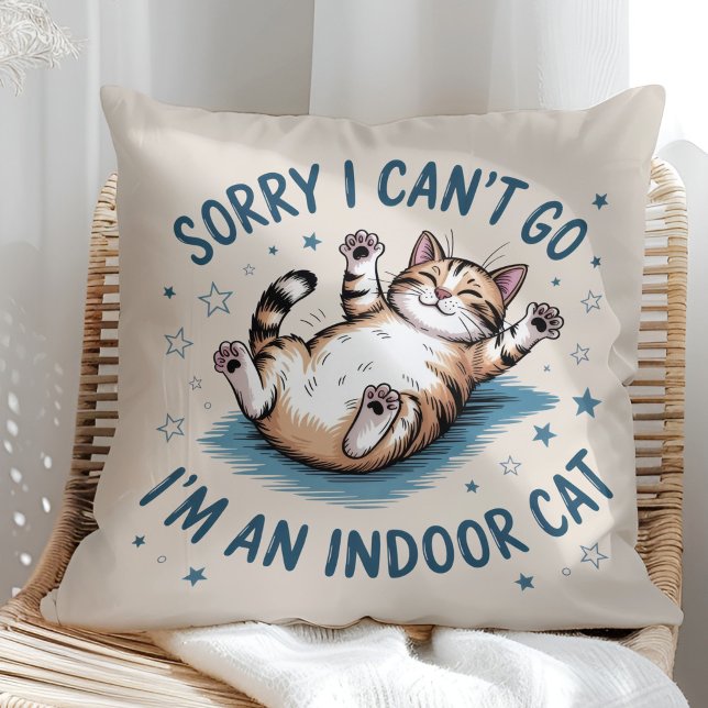 "Sorry I Can't Go, I'm an Indoor Cat" Funny Kussen ("Sorry I Can't Go, I'm an Indoor Cat" Funny Throw Pillow in a sunny boho neutral rattan chair)