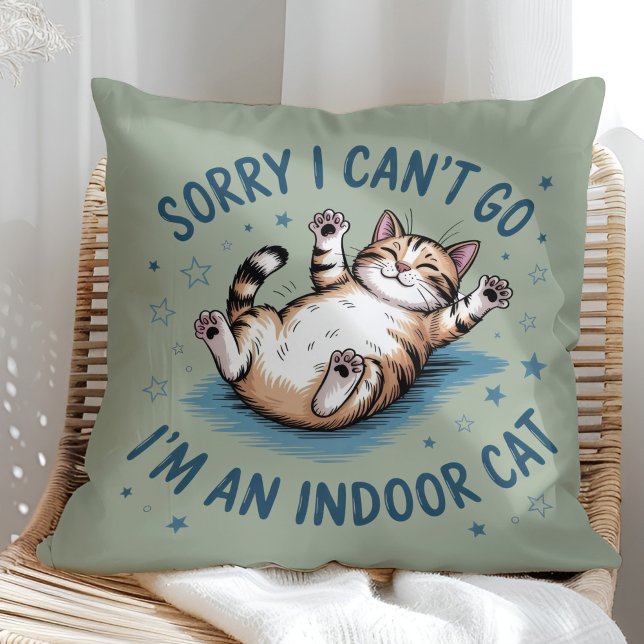 "Sorry I Can't Go, I'm an Indoor Cat" Funny Kussen ("Sorry I Can't Go, I'm an Indoor Cat" Funny Throw Pillow in a sunny boho rattan chair)