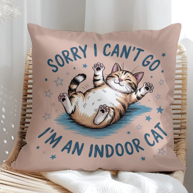 "Sorry I Can't Go, I'm an Indoor Cat" Funny Kussen ("Sorry I Can't Go, I'm an Indoor Cat" Funny Throw Pillow in a sunny boho rattan chair.)