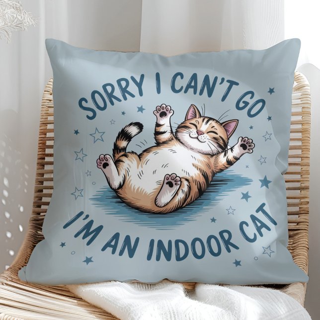 "Sorry I Can't Go, I'm an Indoor Cat" Funny Kussen ("Sorry I Can't Go, I'm an Indoor Cat" Funny Throw Pillow in a sunny boho rattan chair.)