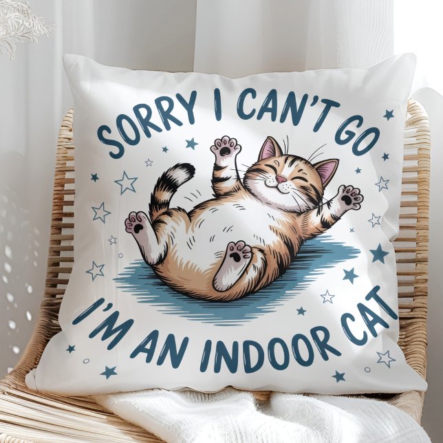 "Sorry I Can't Go, I'm an Indoor Cat" Funny Kussen ("Sorry I Can't Go, I'm an Indoor Cat" Funny Throw Pillow in a sunny boho neutral rattan chair)