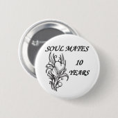 SOUL MATES 10 JAAR RONDE BUTTON 5,7 CM (Voorkant /achterkant)