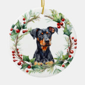 Soulful Doberman Pinscher Dog in Holly Twig Wreath Keramisch Ornament (Voorkant)