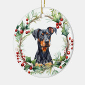 Soulful Doberman Pinscher Dog in Holly Twig Wreath Keramisch Ornament (Links)