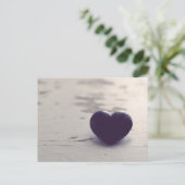 Soulful Paarse Stone Heart op een zandstrand Briefkaart (Staand voorkant)