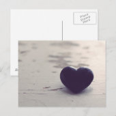 Soulful Paarse Stone Heart op een zandstrand Briefkaart (Voorkant / Achterkant)
