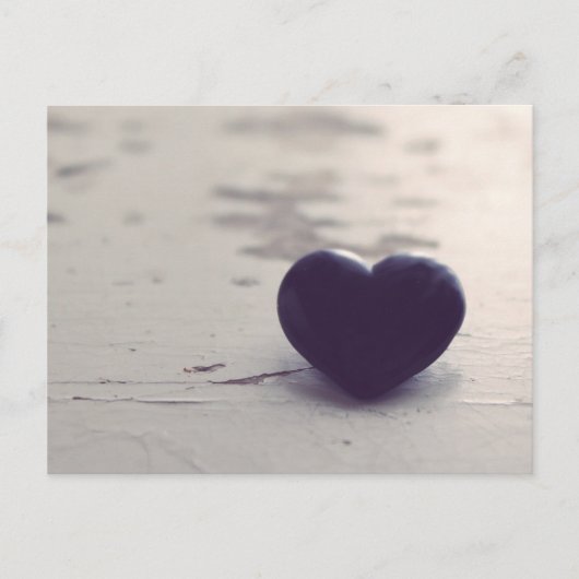Soulful Paarse Stone Heart op een zandstrand Briefkaart (Voorkant)