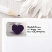 Soulful Paarse Stone Heart op een zandstrand Etiket (Insitu)