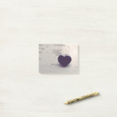 Soulful Paarse Stone Heart op een zandstrand Post-it® Notes (Op bureau)