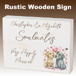Soulmates gelukkig getrouwd schattige honden bruin houten kist print<br><div class="desc">Soulmates Rustieke houten verontruste witte doos teken met bruine tekst. Zeer gelukkig getrouwd huwelijksverjaardag cadeau idee voor uw man. Met schattige honden en liefdesharten.</div>