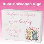Soulmates gelukkig getrouwd schattige honden roze houten kist print<br><div class="desc">Soulmates Rustieke houten verontruste witte doos teken met roze tekst. Zeer gelukkig getrouwd huwelijksverjaardag cadeau idee voor uw vrouw. Met schattige honden en liefdesharten.</div>
