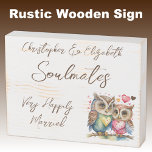 Soulmates gelukkig getrouwd schattige uilen bruin houten kist print<br><div class="desc">Soulmates Rustieke houten verontruste witte doos teken met bruine tekst. Zeer gelukkig getrouwd huwelijksverjaardag cadeau idee voor uw man. Met schattige uilen en liefdesharten.</div>