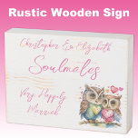 Soulmates gelukkig getrouwd schattige uilen roze houten kist print<br><div class="desc">Soulmates Rustieke houten verontruste witte doos teken met roze tekst. Zeer gelukkig getrouwd huwelijksverjaardag cadeau idee voor uw vrouw. Met schattige uilen en liefdesharten.</div>