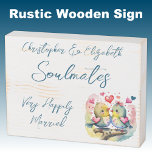 Soulmates gelukkig getrouwd schattige vogels blauw houten kist print<br><div class="desc">Soulmates Rustieke houten verontruste witte doos teken met blauwe tekst. Zeer gelukkig getrouwd huwelijksverjaardag cadeau idee voor uw man. Met schattige vogels en liefdesharten.</div>