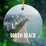 South Beach Miami Florida Coast foto Keramisch Ornament<br><div class="desc">South Beach,  Miami,  Florida skyline foto van de kustlijn met strand en gebouwen in het centrum,  voor een leuke hoer van een leuke plek. De naam South Beach is onderaan in een tekendecolettertype.</div>
