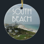 South Beach Miami Florida foto Keramisch Ornament<br><div class="desc">South Beach,  Miami,  Florida landschap scène van het strand en deel van de stadskyline met de woorden "South Beach" bovenaan in een kunstdecostijllettertype.</div>
